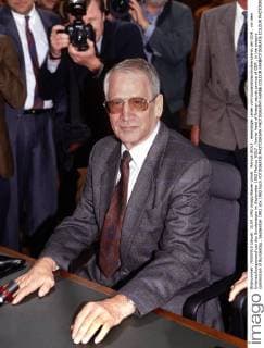 Markus WOLF , ehemaliger Leiter vom Auslandsnachrichtendienst der DDR , vor dem Untersuchungsausschuss des Bundestages im September 1992 Markus WOLF , former head of foreign secret service of GDR , in the enquiry commission of Bundestag , September 1992