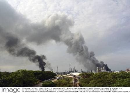 A picture made available on 21 April 2016 shows the smoke after an explosion in the petrochemical plant Clorados 3 by the state-run company Pemex, in Port of Coatzacoalcos, Veracruz, Mexico, 20 April 2016. The death toll from the explosion at the Petroleos Mexicanos, or Pemex, petrochemical plant in the port city of Coatzacoalcos has risen to 13, with 136 people injured, officials said on 21 April. Death toll in petrochemical plant explosion in Mexico rises to 13 !ACHTUNG: NUR REDAKTIONELLE NUTZUNG!  20160421-635968549253810768