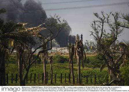 A picture made available on 21 April 2016 shows the smoke after an explosion in the petrochemical plant Clorados 3 by the state-run company Pemex, in Port of Coatzacoalcos, Veracruz, Mexico, 20 April 2016. The death toll from the explosion at the Petroleos Mexicanos, or Pemex, petrochemical plant in the port city of Coatzacoalcos has risen to 13, with 136 people injured, officials said on 21 April. Death toll in petrochemical plant explosion in Mexico rises to 13 !ACHTUNG: NUR REDAKTIONELLE NUTZUNG!  20160421-635968550544053684