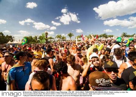 ITU, SP - 04 21 2016: TOMORROWLAND BRAZIL 2016 - Public waiting to enter the Tomorrowland Brazil 2016, the second edition of the international electronic music festival, takes place again in the Maeda Park.  Jo?oxMoura