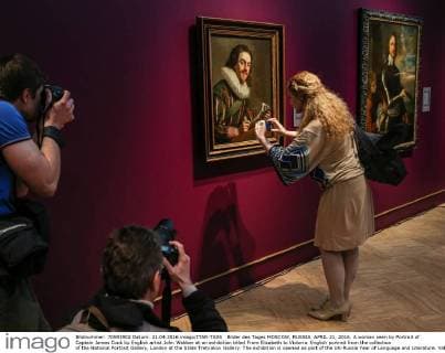 Bilder des Tages MOSCOW, RUSSIA. APRIL 21, 2016. A woman seen by Portrait of Captain James Cook by English artist John Webber at an exhibition titled From Elizabeth to Victoria. English portrait from the collection of the National Portrait Gallery, London at the State Tretyakov Gallery. The exhibition is opened as part of the UK-Russia Year of Language and Literature. Valery Sharifulin TASS  TS02062B