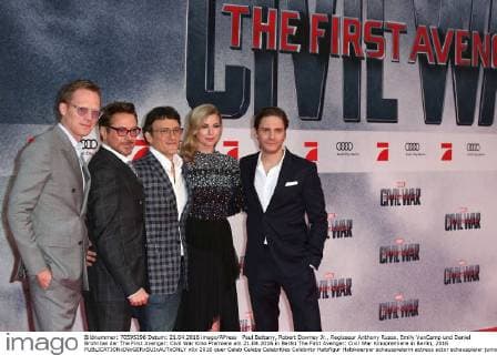 Paul Bettany, Robert Downey Jr., Regisseur Anthony Russo, Emily VanCamp und Daniel Brühl bei der The First Avenger: Civil War Kino Premiere am 21.04.2016 in Berlin The First Avenger: Civil War Kinopremiere in Berlin, 2016 