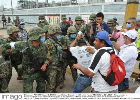 Explosion in Raffinerie in Mexiko VERACRUZ, April 21, 2016 -- Photo provided by Notisur newspaper shows soldiers standing guard during a protest of relatives of the victims at the site of the explosion at Clorados III plant in the Pajaritos Petrochemical Complex in Coatzacoalcos, Veracruz state, Mexico, on April 21, 2016. According to local press, the death toll of the explosion that hit a plant of the Pajaritos Petrochemical Complex in eastern Veracruz state on Wednesday, rised to 24. Mexico s Presidency) (fnc) (sp) MEXICO-VERACRUZ-ACCIDENT-EXPLOSION e Notisur 