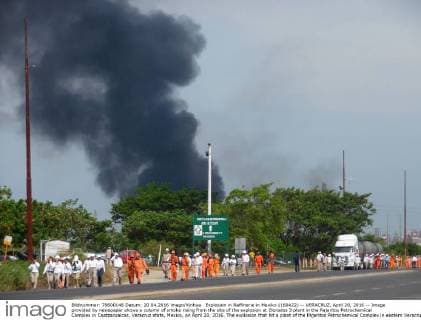 Explosion in Raffinerie in Mexiko (160422) -- VERACRUZ, April 20, 2016 -- Image provided by newspaper shows a column of smoke rising from the site of the explosion at Clorados 3 plant in the Pajaritos Petrochemical Complex in Coatzacoalcos, Veracruz state, Mexico, on April 20, 2016. The explosion that hit a plant of the Pajaritos Petrochemical Complex in eastern Veracruz state on Wednesday has left at least 13 people dead, the Mexican government said on Thursday. ) (fnc) (sp) MEXICO-VERACRUZ-ACCIDENT-EXPLOSION LiberalxdelxSur 