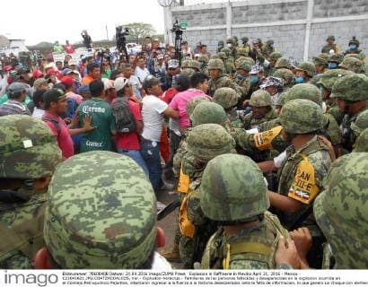Explosion in Raffinerie in Mexiko April 21, 2016 - Mexico - C21041621.JPG.COATZACOALCOS, Ver.- Explosion-Veracruz.- Familiares de las personas fallecidas y desaparecidas en la explosion ocurrida en el Comlejo Petroquimico Pajaritos, intentaron ingresar a la fuerza a la factoria desesperados ante la falta de informacion, lo que genero un choque con elementos del Ejercito Mexicano que custodian la zona, este jueves 21 de abril de 2016. Foto: Agencia EL UNIVERSAL Edgar Ãvila RCC. Mexico  - ZUMAu78_