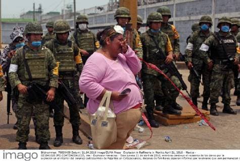 Explosion in Raffinerie in Mexiko April 21, 2016 - Mexico - G21041628.JPG.COATZACOALCOS, Ver.- Explosion-Veracruz.- Este jueves 21 de abril de 2016, mientras continua el recuento de los danos por la explosion en el interior del conplejo petroquimico de Pajaritos en Cotazacoalcos, decenas de familiares esperan informes por lo obreros que aun permanecen desaparecidos y los que estan internados en hospitales de la region. Foto: Agencia EL UNIVERSAL Mexico  - ZUMAu78_