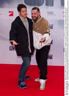 Buerger Lars Dietrich (r.) mit Sohn Sean - Deutschlandpremiere von Civil War - The First Avenger in Berlin am 21.04.2016. Deutschlandpremiere Civil War - The First Avenger