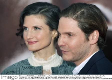 Daniel Bruhl mit Freundin Felicitas Rombold bei der Premiere des Kinofilms The First Avenger: Civil War Captain America: Civil War im CineStar Sony Center. Berlin, 21.04.2016 Foto:xD.xBedrosianx xFuturexImage