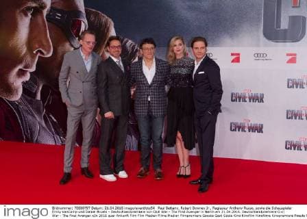 Paul Bettany, Robert Downey Jr., Regisseur Anthony Russo, sowie die Schauspieler Emily VanCamp und Daniel Bruehl - Deutschlandpremiere von Civil War - The First Avenger in Berlin am 21.04.2016. Deutschlandpremiere Civil War - The First Avenger
