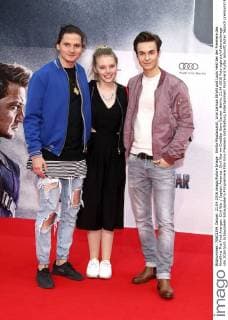 Emilio Moutaoukkil, Lina Larissa Strahl und Louis Held bei der Premiere des Kinofilms The First Avenger: Civil War Captain America: Civil War im CineStar Sony Center. Berlin, 21.04.2016 Foto:xgbrcix xFuturexImage