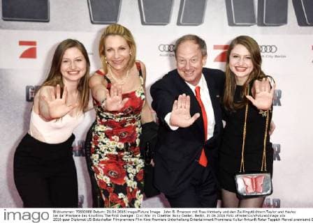 John B. Emerson mit Frau Kimberly und den Zwillingstöchtern Taylor und Hayley bei der Premiere des Kinofilms The First Avenger: Civil War im CineStar Sony Center. Berlin, 21.04.2016 Foto:xFredericx xFuturexImage