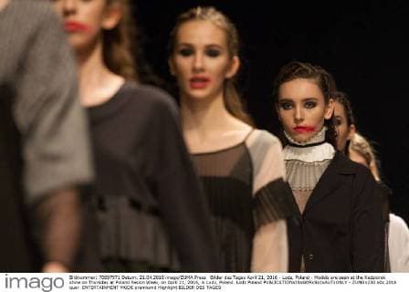 Bilder des Tages April 21, 2016 - Lodz, Poland - Models are seen at the Kedziorek show on Thursday at Poland Fasion Week, on April 21, 2016, in Lodz, Poland. Lodz Poland  - ZUMAn230