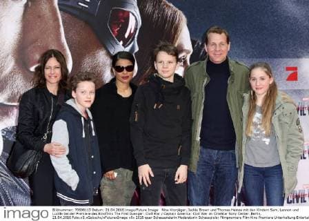 Nina Kronjäger, Jackie Brown und Thomas Heinze mit den Kindern Sam, Lennon und Lucille bei der Premiere des Kinofilms The First Avenger: Civil War Captain America: Civil War im CineStar Sony Center. Berlin, 21.04.2016 Foto:xS.xGabschx xFuturexImage