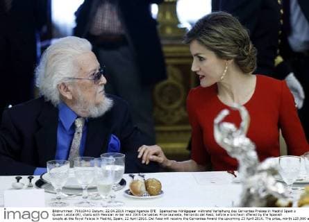 Spanisches Königspaar während Verleihung des Cervantes Preises in Madrid Spain s Queen Letizia (R), chats with Mexican writer and 2015 Cervantes Prize laureate, Fernando del Paso, before a luncheon offered by the Spanish couple at the Royal Palace in Madrid, Spain, 22 April 2016. Del Paso will receive the Cervantes Award the upcoming 23 April 2016. The prize, worth 125,000 euros, is the most important award of Hispanic literature. POOL FERNANDO DEL PASO, CERVANTES AWARD 2015 !ACHTUNG: NUR REDAKTIONELLE NUTZUNG!  GRA311 20160422-635969347178222618
