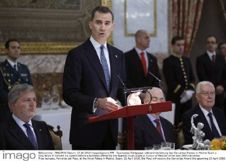 Spanisches Königspaar während Verleihung des Cervantes Preises in Madrid Spain s King felipe VI delivers his speech before a luncheon offered by the Spanish royal couple in honour of Mexican writer and 2015 Cervantes Prize laureate, Fernando del Paso, at the Royal Palace in Madrid, Spain, 22 April 2016. Del Paso will receive the Cervantes Award the upcoming 23 April 2016. The prize, worth 125,000 euros, is the most important award of Hispanic literature. POOL FERNANDO DEL PASO, CERVANTES AWARD 2015 !ACHTUNG: NUR REDAKTIONELLE NUTZUNG!  GRA311 20160422-635969351020814618