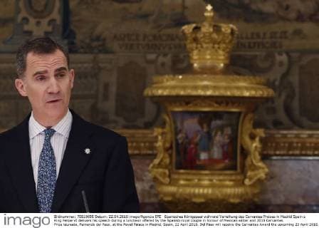 Spanisches Königspaar während Verleihung des Cervantes Preises in Madrid Spain s King Felipe VI delivers his speech during a luncheon offered by the Spanish royal couple in honour of Mexican writer and 2015 Cervantes Prize laureate, Fernando del Paso, at the Royal Palace in Madrid, Spain, 22 April 2016. Del Paso will receive the Cervantes Award the upcoming 23 April 2016. The prize, worth 125,000 euros, is the most important award of Hispanic literature. POOL FERNANDO DEL PASO, CERVANTES AWARD 2015 !ACHTUNG: NUR REDAKTIONELLE NUTZUNG!  GRA311 20160422-635969356097210618