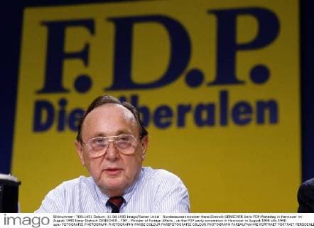 Bundesaussenminister Hans-Dietrich GENSCHER beim FDP-Parteitag in Hannover im August 1990 Hans-Dietrich GENSCHER , FDP , Minister of Foreign Affairs , on the FDP party convention in Hannover in August 1990