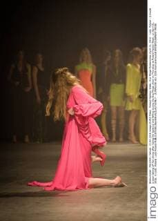 Poland Fashion Week: Eva Minge Modenschau April 21, 2016 - Lodz, Poland - A model is seen taking off her shoes after losing her balance and falling during the Eva Minge show on Thursday at Poland Fasion Week, on April 21, 2016, in Lodz, Poland. Lodz Poland  - ZUMAn230
