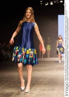 Poland Fashion Week: Eva Minge Modenschau April 21, 2016 - Lodz, Poland - A model is seen loosing her balance while wearing high heels the Eva Minge show on Thursday at Poland Fasion Week, on April 21, 2016, in Lodz, Poland. Lodz Poland  - ZUMAn230