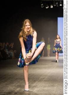 Bilder des Tages Poland Fashion Week: Eva Minge Modenschau April 21, 2016 - Lodz, Poland - A model is seen taking of her highg heels after losing her balance during the Eva Minge show on Thursday at Poland Fasion Week, on April 21, 2016, in Lodz, Poland. Lodz Poland  - ZUMAn230