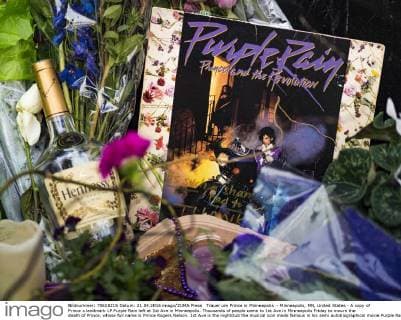 Trauer um Prince in Minneapolis - Minneapolis, MN, United States - A copy of Prince s landmark LP Purple Rain left at 1st Ave in Minneapolis. Thousands of people came to 1st Ave in Minneapolis Friday to mourn the death of Prince, whose full name is Prince Rogers Nelson. 1st Ave is the nightclub the musical icon made famous in his semi autobiographical movie Purple Rain. Prince, 57 years old, died Thursday, April 21, 2016, at Paisley Park, his home, office and recording complex in Chanhassen, MN. Minneapolis United States - ZUMAk94_