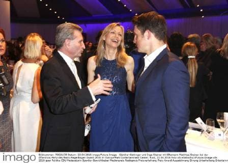 Günther Oettinger und Inge Steiner mit Ehemann Matthias Steiner bei der Aftershow Party des Radio Regenbogen Award 2016 im Europa-Park Confertainment Center. Rust, 22.04.2016 Foto:xS.xGabschx xFuturexImage