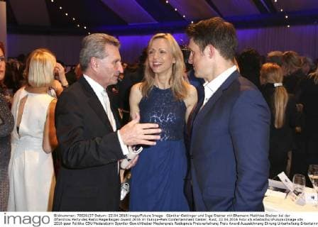 Günther Oettinger und Inge Steiner mit Ehemann Matthias Steiner bei der Aftershow Party des Radio Regenbogen Award 2016 im Europa-Park Confertainment Center. Rust, 22.04.2016 Foto:xS.xGabschx xFuturexImage