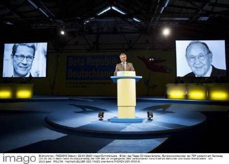 Bilder des Tages Christian Lindner, Bundesvorsitzender der FDP gedenkt am Samstag (23.04.16) in Berlin beim Bundesparteitag der FDP den im vergangenen Jahr verstorbenen Hans-Dietrich Genscher und Guido Westerwelle.