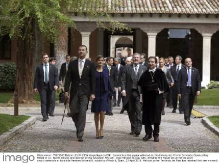 Spanisches Königspaar während der Verleihung des Premio Cervantes Spain s King Felipe VI (L), Queen Letizia, and Spanish acting Education Minister, Inigo Mendez de Vigo (2R), arrive at the Miguel de Cervantes 2015 award ceremony at Alcala de Henares University, outskirts of Madrid, Spain, 23 April 2016. Mexican writer Fernando del Paso has received this year s award. Cervantes Prize is annually awarded to honour the lifetime achievement of an outstanding writer in the Spanish language. POOL SPANISH ROYAL COUPLE CHAIRS CERVANTES 2015 AWARD CEREMONY !ACHTUNG: NUR REDAKTIONELLE NUTZUNG!  GRA050 20160423-635970111635370771