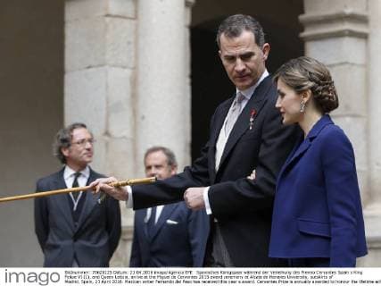 Spanisches Königspaar während der Verleihung des Premio Cervantes Spain s King Felipe VI (L), and Queen Letizia, arrive at the Miguel de Cervantes 2015 award ceremony at Alcala de Henares University, outskirts of Madrid, Spain, 23 April 2016. Mexican writer Fernando del Paso has received this year s award. Cervantes Prize is annually awarded to honour the lifetime achievement of an outstanding writer in the Spanish language. SPANISH ROYAL COUPLE CHAIRS CERVANTES 2015 AWARD CEREMONY !ACHTUNG: NUR REDAKTIONELLE NUTZUNG!  GRA050 20160423-635970130583227926