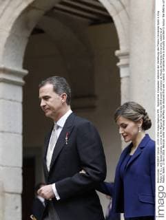 Spanisches Königspaar während der Verleihung des Premio Cervantes Spain s King Felipe VI (L), and Queen Letizia, arrive at the Miguel de Cervantes 2015 award ceremony at Alcala de Henares University, outskirts of Madrid, Spain, 23 April 2016. Mexican writer Fernando del Paso has received this year s award. Cervantes Prize is annually awarded to honour the lifetime achievement of an outstanding writer in the Spanish language. SPANISH ROYAL COUPLE CHAIRS CERVANTES 2015 AWARD CEREMONY !ACHTUNG: NUR REDAKTIONELLE NUTZUNG!  GRA050 20160423-635970140753519173