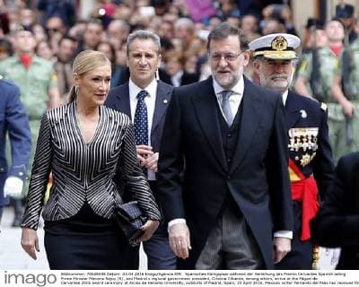 Spanisches Königspaar während der Verleihung des Premio Cervantes Spanish acting Prime Minister Mariano Rajoy (R), and Madrid s regional government president, Cristina Cifuente, among others, arrive at the Miguel de Cervantes 2015 award ceremony at Alcala de Henares University, outskirts of Madrid, Spain, 23 April 2016. Mexican writer Fernando del Paso has received this year s award. Cervantes Prize is annually awarded to honour the lifetime achievement of an outstanding writer in the Spanish language. SPANISH ROYAL COUPLE CHAIRS CERVANTES 2015 AWARD CEREMONY !ACHTUNG: NUR REDAKTIONELLE NUTZUNG!  GRA050 20160423-635970141396395173
