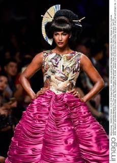 American supermodel Sessilee Lopez presents Harper s Bazaar by Cory Couture collection of Vietnamese designer Cory Tran during the Vietnam International Fashion Week 2016 in Ho Chi Minh City, Vietnam, April 23, 2016. Vietnam International Fashion Week 2016, the third edition of its kind, opened in Ho Chi Minh City s Gem Center on April 23 and will last till April 26. ) VIETNAM-HO CHI MINH CITY-VIETNAM INTERNATIONAL FASHION WEEK 2016 NguyenxLexHuyen 