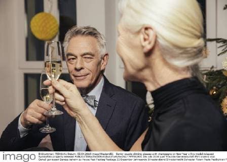 IMAGO Creative: Guten Rutsch Senior couple clinking glasses with champagne on New Year s Eve model released Symbolfoto property released  MFF002931
