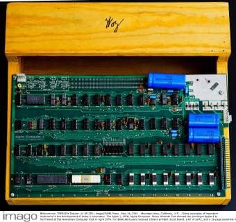 IMAGO History, 250 Jahre USA, Digitales Zeitalter: Entwicklung des Internets und Aufstieg von Silicon Valley May 14, 2011 - Mountain View, California, U.S. - Some examples of important landmarks in the development of today s computers. The Apple I, 1976, Apple Computer. Steve Wozniak first showed the prototype Apple-1 to his friends at the Homebrew Computer Club in April 1976. For $666.66 buyers received a blank printed circuit board, a kit of parts, and a 16-page assembly manual. In order to make a useful computer, one had to add a power supply, keyboard, and display. Wozniak and his high-school friend Steve Jobs went into small-scale production when The Byte Shop in Mountain View ordered fifty assembled boards. - ZUMAr43_
