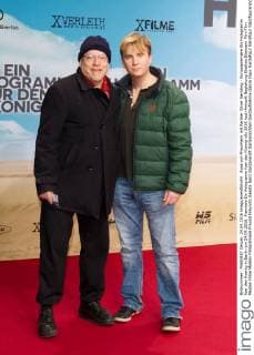 Rosa von Praunheim mit Partner Oliver Sechting - Europapremiere Ein Hologramm fuer den Koenig in Berlin am 24.04.2016. Premiere Ein Hologramm fuer den Koenig