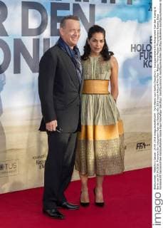 Tom Hanks und Sarita Choudhury - Europapremiere Ein Hologramm fuer den Koenig in Berlin am 24.04.2016. Premiere Ein Hologramm fuer den Koenig