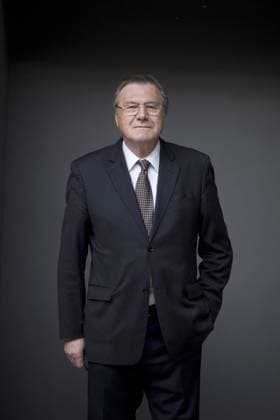 Fotoshooting mit Wolfgang Gerhardt Wolfgang Gerhardt DEU, Deutschland, Germany, Berlin, 23.04.2016 Portrait Wolfgang Gerhardt, FDP, auf dem Bundesparteitag der FDP in Berlin. Wolfgang Gerhardt, FDP, at the party convent of the FDP in Berlin.