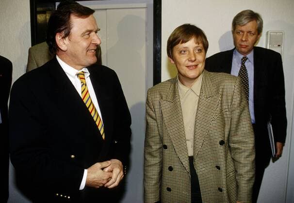 Gerhard SCHROEDER , SPD , Ministerpraesident von Niedersachsen , und Bundesumweltministerin Angela MERKEL , CDU , treffen sich zu Energiekonsens-Gespraechen in Bonn , rechts ist Werner MUELLER , Januar 1995 Gerhard SCHROEDER , SPD and Prime Minister of Lower Saxony , is meeting with Angela MERKEL , CDU , Minister for the Environment and Energy , at right is Werner MUELLER , January 1995