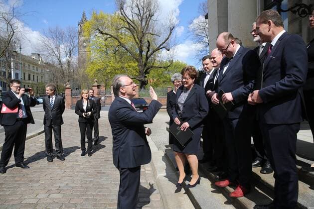 Ministerpräsident Dr. Reiner Haseloff (CDU,Sachsen Anhalt) spricht zu seinen neuen Kabinett - Fototermin vor der Staatskanzlei in Magdeburg mit der neuen Landesregierung von Sachsen Anhalt - Fotografiert am 25.04.2016