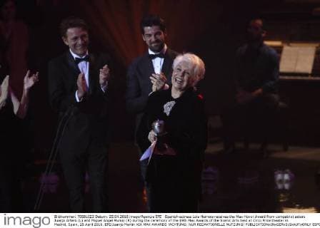 Spanish actress Lola Herrera receives the Max Honor Award from compatriot actors Juanjo Artero (L) and Miguel Angel Munoz (R) during the ceremony of the 19th Max Awards of the Scenic Arts held at Circo Price theater in Madrid, Spain, 25 April 2016. EFE Juanjo Martin XIX MAX AWARDS !ACHTUNG: NUR REDAKTIONELLE NUTZUNG!  ESP003 20160425-635972231051097624