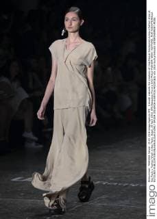 A model presents the creations of Uma Raquel Davidowicz during a fashion show at Sao Paulo s Fashion Week in Sao Paulo, Brazil, 25 April 2016. EFE Sebastiao Moreira SAO PAULO FASHION WEEK !ACHTUNG: NUR REDAKTIONELLE NUTZUNG!  SPL004 20160426-635972267402591621