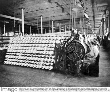 Boston, Massachusetts: 1912 Women working at beaming and yarn inspecting machines at the American Woolen Company. Underwood Archives The Image Works xUnderwoodxArchives 1-Work-Fact-W_15