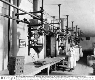 United States: c. 1913 Women employees using Scott filling machines in a factory. Underwood Archives The Image Works xUnderwoodxArchives 1-Work-Fact-W_9