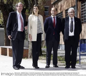 Bilder des Tages Letizia von Spanien bei der Bekanntgabe der Preisträger des Girona Foundation Awards Spain s Queen Letizia (2L) poses next to Secretariado Gitano Foundation president, Pedro Puente (R), Princess of Girona Foundation president, Francisco Belil (L), and Spanish State Secretary of Employment, Juan Pablo Riesgo, prior to attend the proclamation of the winner of Princess of Girona Award, in Madrid, Spain, 16 April 2016. The prize awards young scientists in recognition of outstanding research projects or works with a great potential. QUEEN LETIZIA ATTENDS PRINCESS OF GIRONA AWARD CEREMONY !ACHTUNG: NUR REDAKTIONELLE NUTZUNG!  GRA363 20160426-635972920017702830