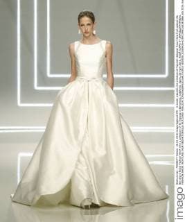 A model presents the creations of Spanish designer Rosa Clara that opened the Barcelona Bridal Fashion Week with a collection of 35 dresses in Barcelona, Catalonia, Spain, 26 April 2016. ROSA CLARA AT BARCELONA BRIDAL FASHION SHOW !ACHTUNG: NUR REDAKTIONELLE NUTZUNG!  BCN005 20160426-635972990162583866