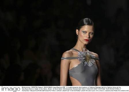 A model presents the creations of Adriana Degreas during a fashion show at the Sao Paulo Fashion Week in Sao Paulo, Brazil, 26 April 2016. EFE Sebastiao Moreira SAO PAULO FASHION WEEK !ACHTUNG: NUR REDAKTIONELLE NUTZUNG!  SAO007 20160426-635973078382712939