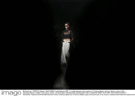A model presents the creations of Juliana Jabour during a fashion show at the Sao Paulo Fashion Week in Sao Paulo, Brazil, 26 April 2016. EFE Sebastiao Moreira SAO PAULO FASHION WEEK !ACHTUNG: NUR REDAKTIONELLE NUTZUNG!  SAO013 20160427-635973175881112221