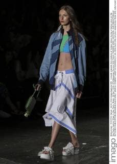 A model presents the creations of Juliana Jabour during a fashion show at the Sao Paulo Fashion Week in Sao Paulo, Brazil, 26 April 2016. EFE Sebastiao Moreira SAO PAULO FASHION WEEK !ACHTUNG: NUR REDAKTIONELLE NUTZUNG!  SAO016 20160427-635973176554252221