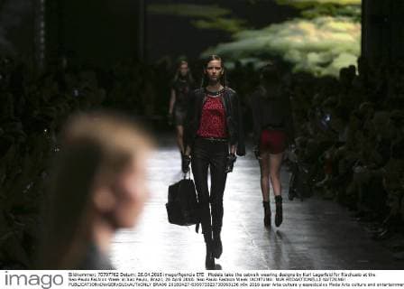 Models take the catwalk wearing designs by Karl Lagerfeld for Riachuelo at the Sao Paulo Fashion Week in Sao Paulo, Brazil, 26 April 2016. Sao Paulo Fashion Week !ACHTUNG: NUR REDAKTIONELLE NUTZUNG!  BRA96 20160427-635973323730063136
